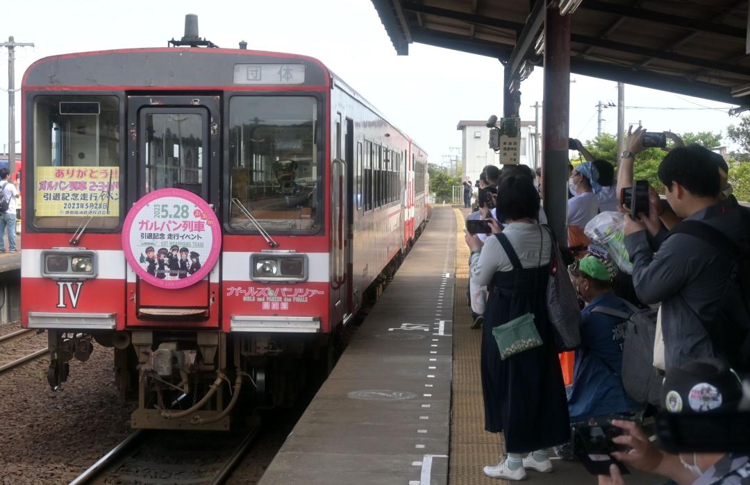 多くのファンが訪れた「ガルパン列車」の記念走行イベント=大洗町桜道