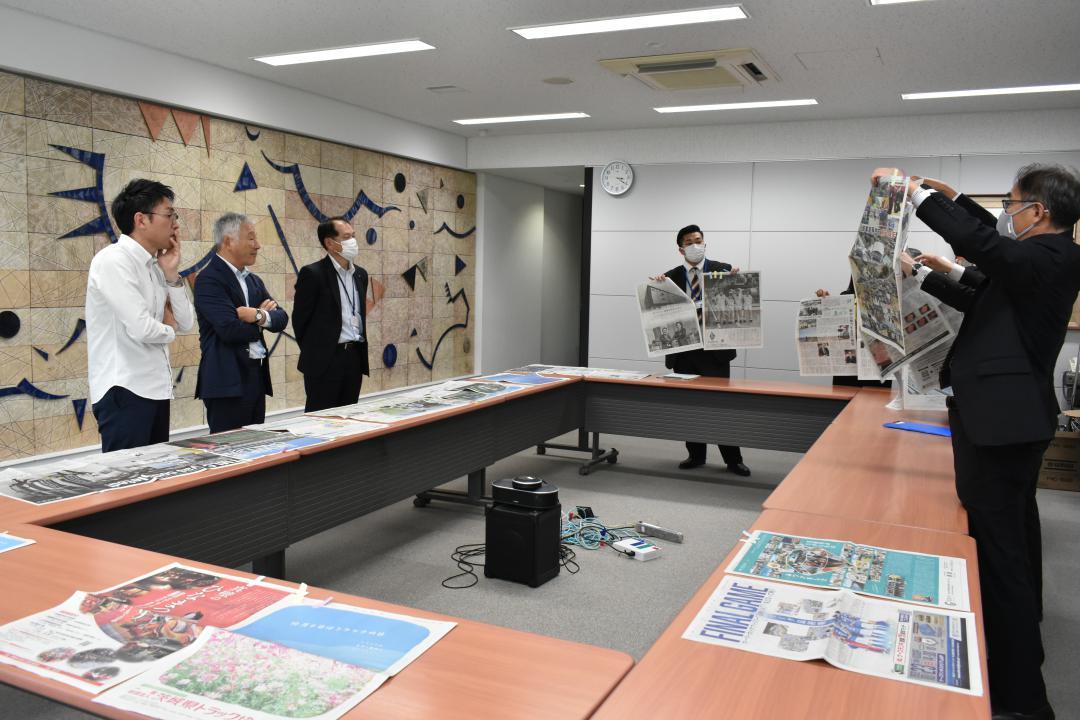 茨城新聞社で開かれた茨城新聞広告賞の審査会=水戸市笠原
