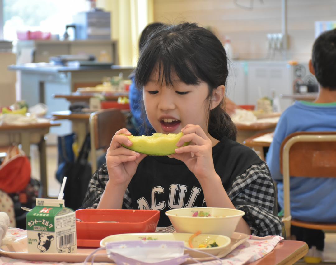 給食で提供された鉾田市産のメロンを食べる市立鉾田南小の児童=同市烟田
