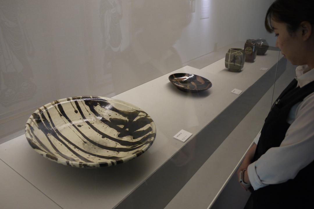 企画展に展示された濱田庄司の「白釉黒流掛大鉢」(左)=筑西市大塚
