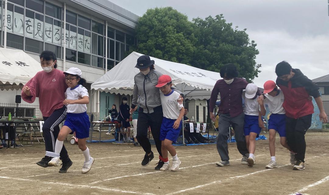 4年ぶりに復活した親子競技の二人三脚=水戸市柳河町の市立柳河小(同校提供)(下)介護老人保健施設「シルバービィレッジ」で手すりを消毒する職員=6日、笠間市南小泉
