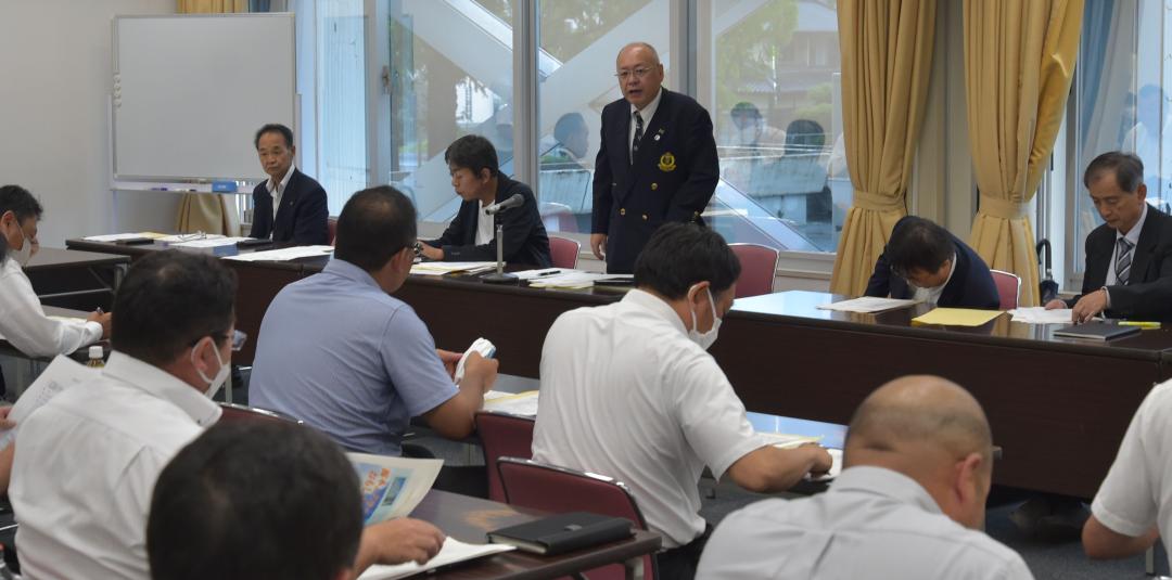 県高野連理事会であいさつする深谷靖会長(奥中央)=水戸市千波町