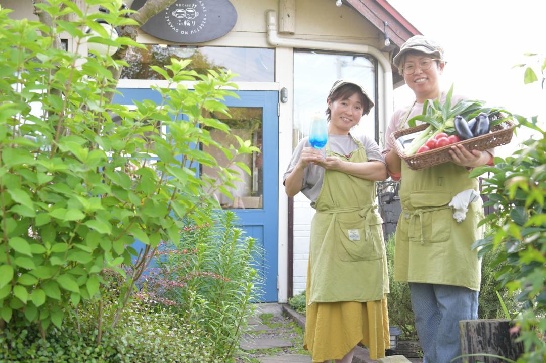 緑に囲まれたおとぎの国のようなかわいらしい雰囲気。那珂市産の野菜を用いた料理を提供する神林弘美さん(右)と馬場奈美さん=同市堤
