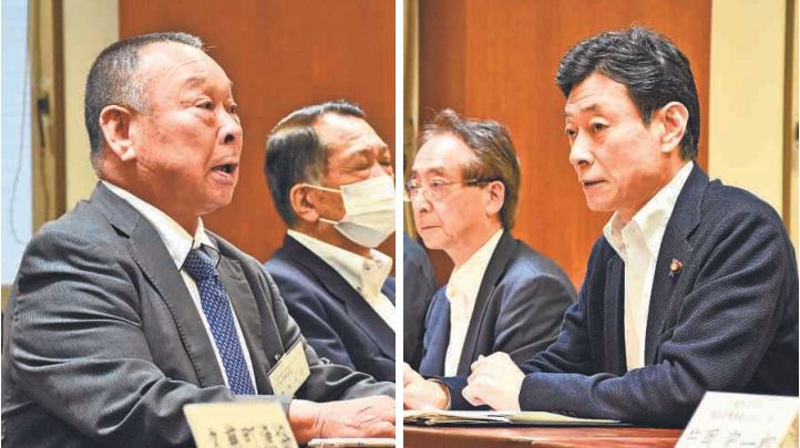 (左)福島第1原発の処理水を巡り、放出反対を訴える飛田正美茨城漁連会長(右)理解を求める西村康稔経済産業相=10日、水戸市三の丸のすいさん会館
