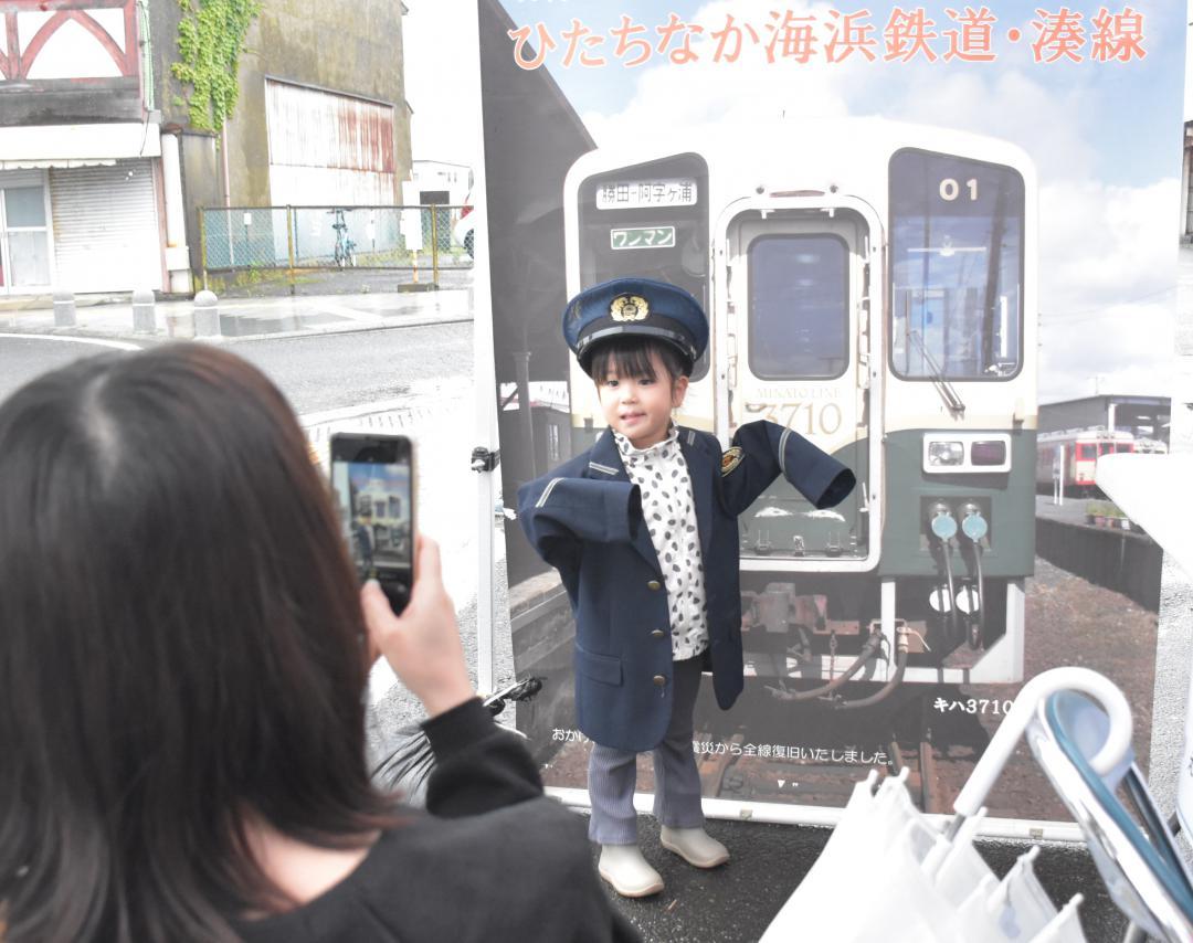 運転士の制服を着て記念撮影する子ども=ひたちなか市釈迦町
