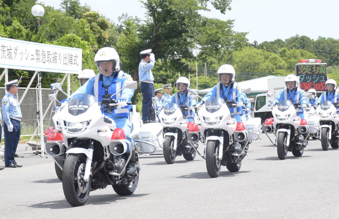 「茨城ダッシュ」取り締まりに出動する白バイ隊=茨城町上石崎