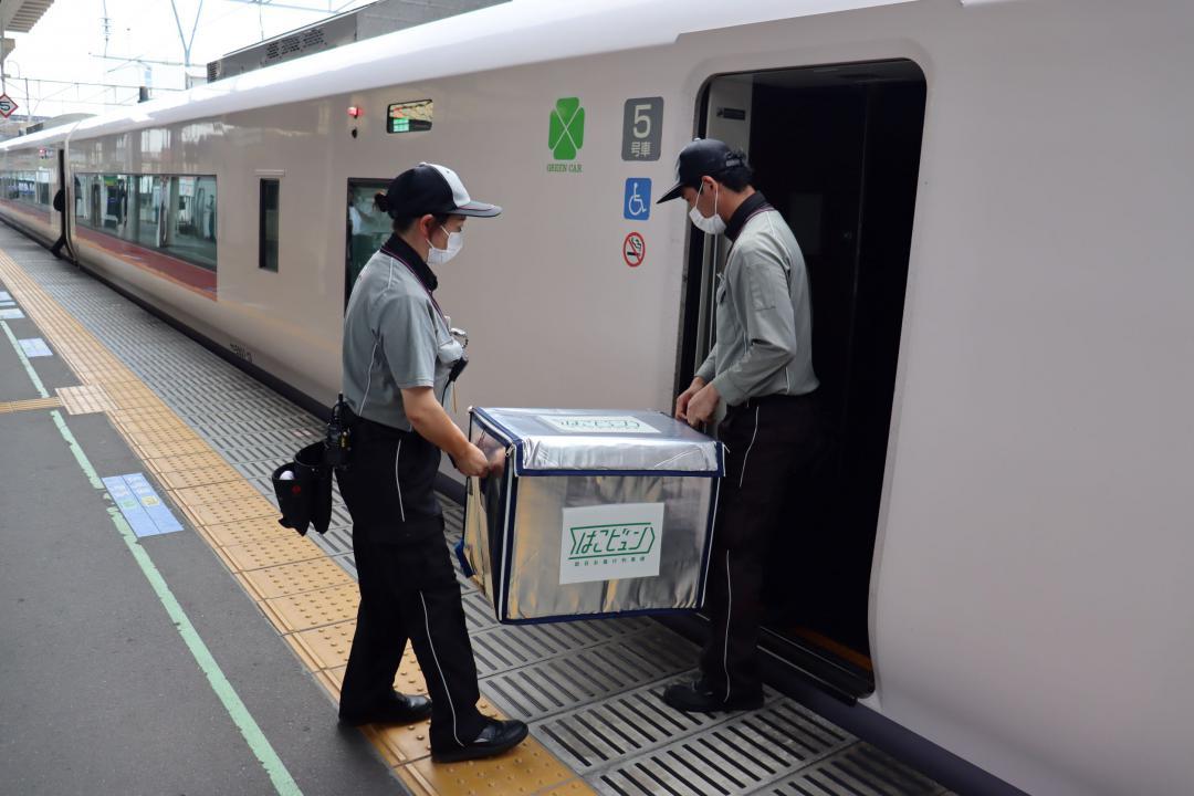特急列車にサザコーヒーの商品が搬入された=JR常磐線勝田駅(JR東日本水戸支社提供)
