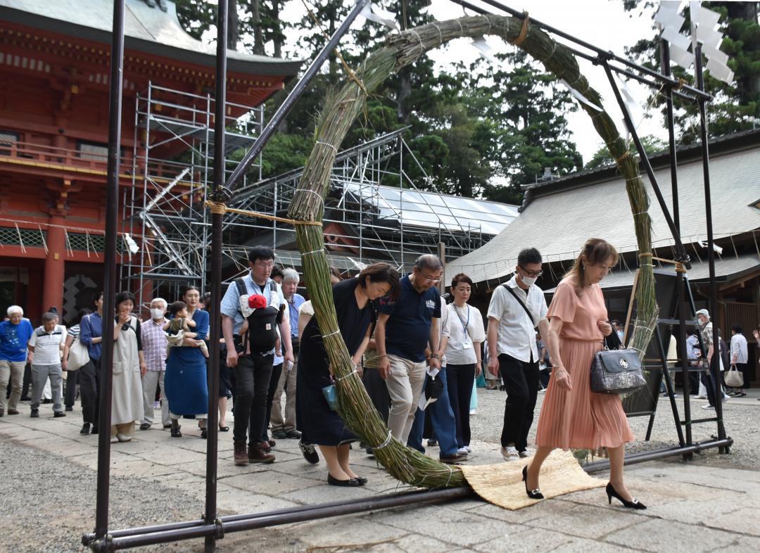 茅の輪をくぐる参拝客=鹿嶋市宮中の鹿島神宮
