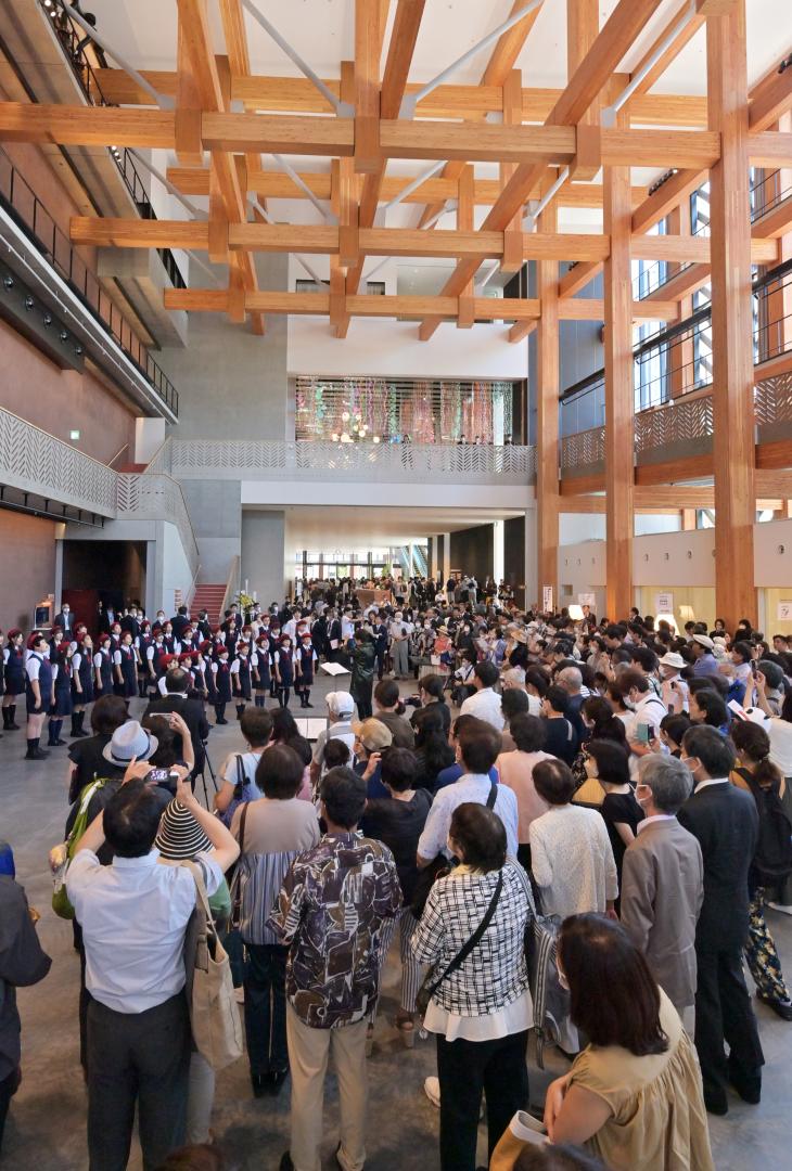 水戸市民会館がオープンし、来場者でにぎわう多目的スペース「やぐら広場」=2日午前、同市泉町