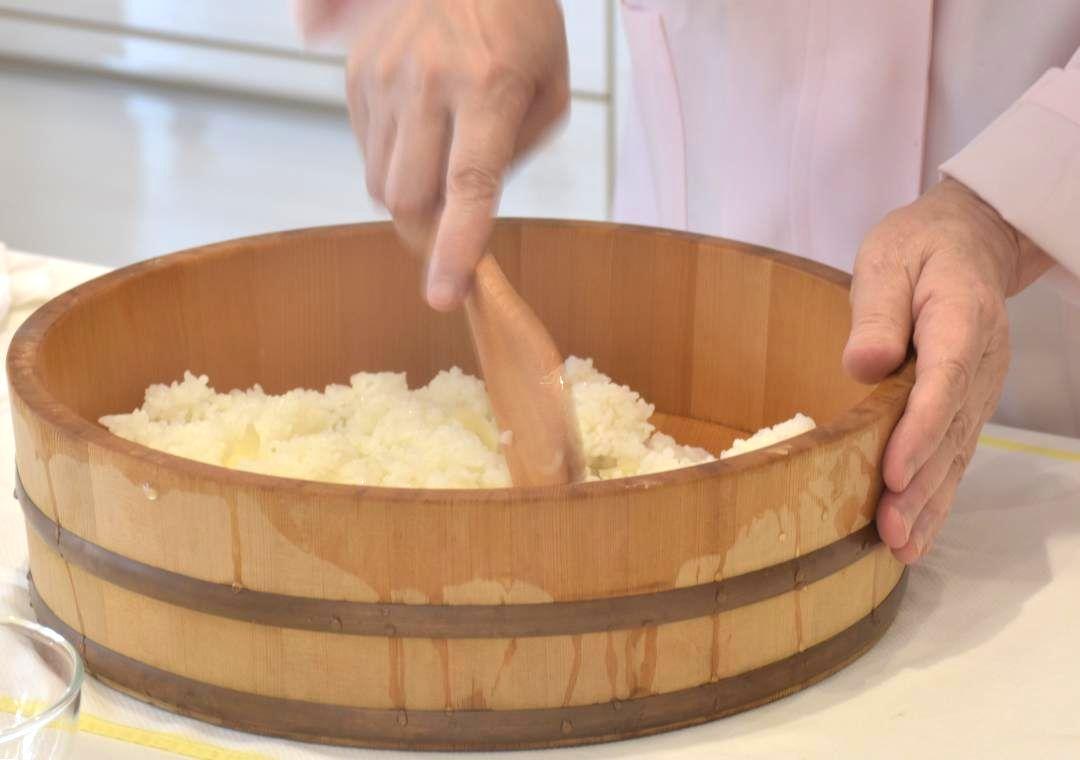 ご飯にショウガと調味料を入れまぜる