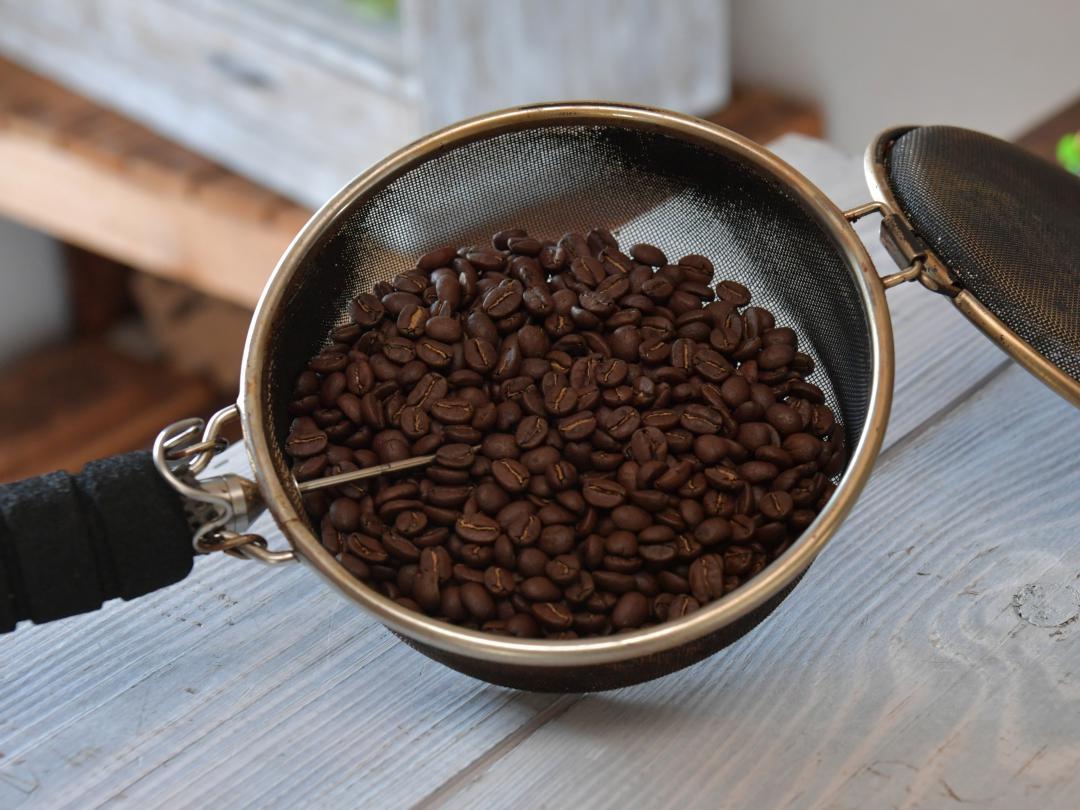 手網を使って自家焙煎したコーヒー豆
