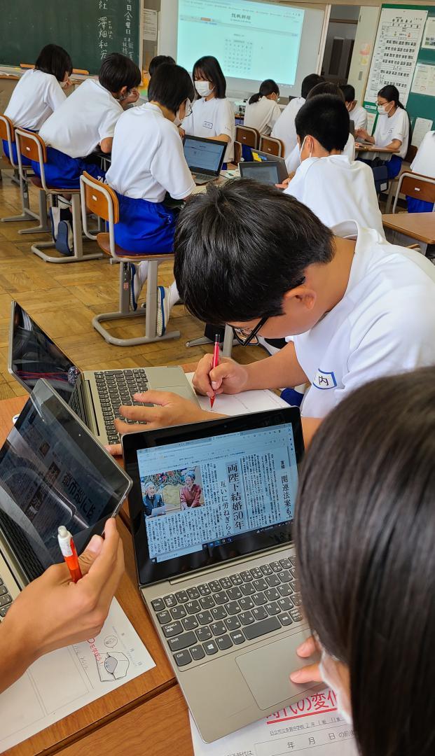 データベースで誕生日の新聞を検索する生徒たち=日立市立多賀中
