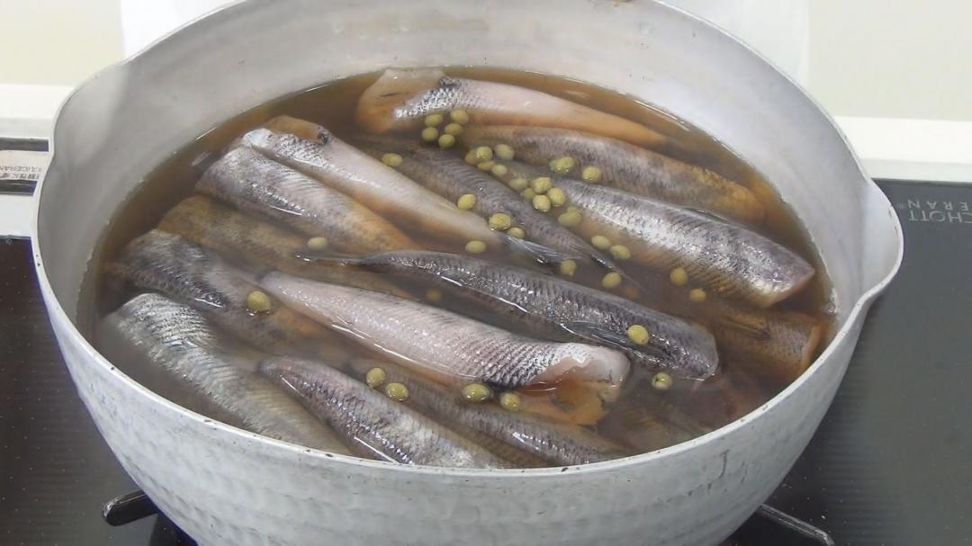 料理中の「メヒカリの諸味酢煮」
