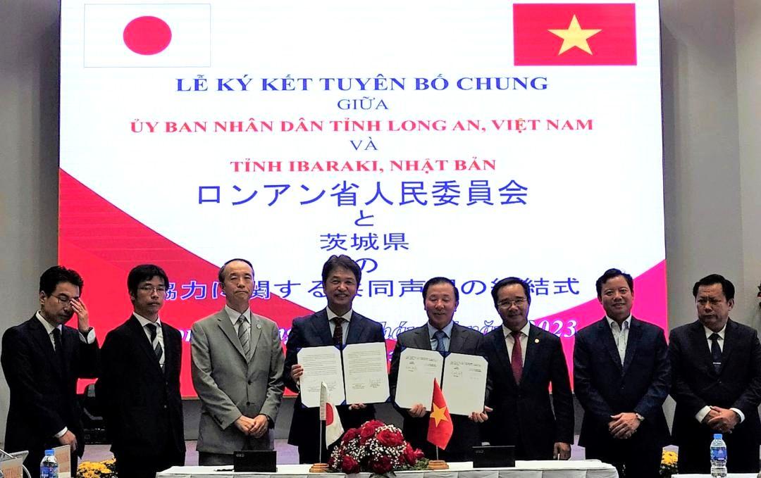 共同声明を出す大井川和彦知事(中央左)とグエン・ヴァン・ウット委員長(同右)=ベトナム・ロンアン省(県提供)
