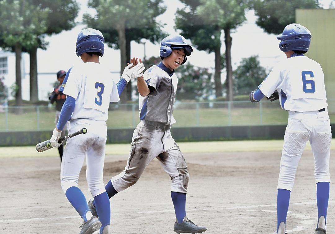 日高-谷田部東 5回表日高無死一塁、佐竹主将(中央)が右越えの2点本塁打を放ち、仲間とハイタッチ=茎崎運動公園野球場