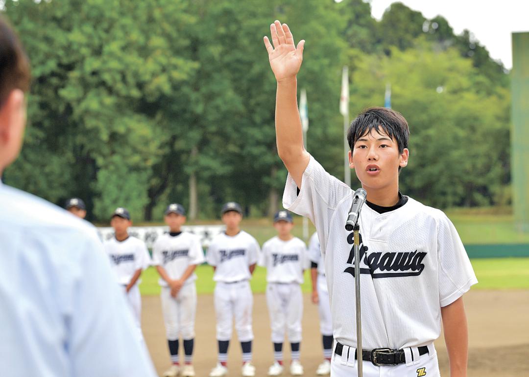 県選抜中学校野球大会の開始式で選手宣誓する見川中の平山涼太主将=さくら運動公園野球場