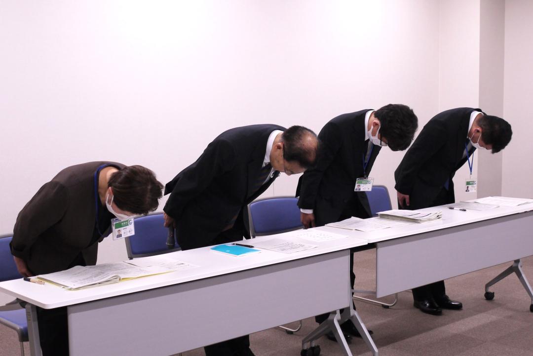 筑西市職員の着服を受け、謝罪する菊池雅裕副市長(左から2人目)=同市役所