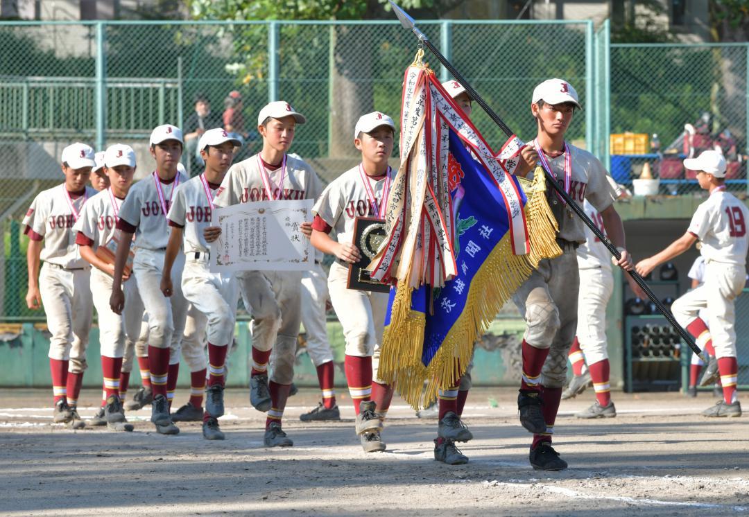 県選抜中学野球大会で優勝し、ダイヤモンドを1周する城里常北の選手=つくば市流星台のさくら運動公園野球場