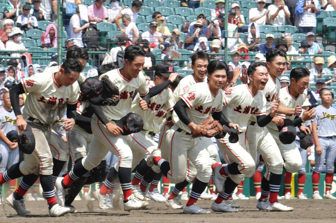 2回戦進出を決め、アルプスへ駆け出す土浦日大ナイン=甲子園球場
