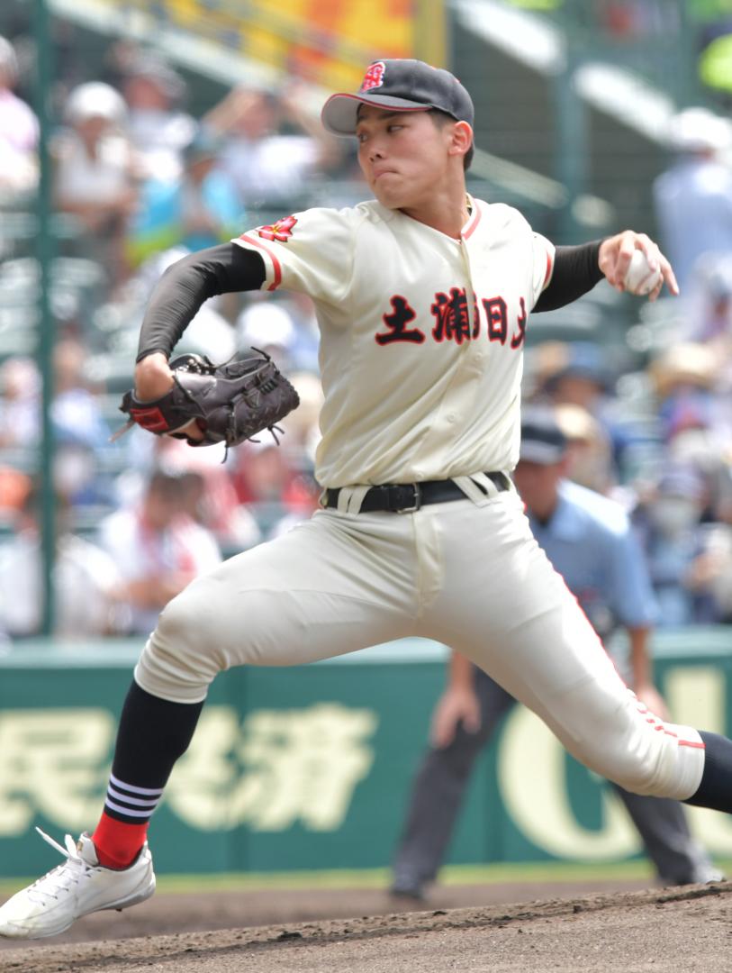 土浦日大―上田西　粘投する土浦日大のエース藤本=甲子園球場