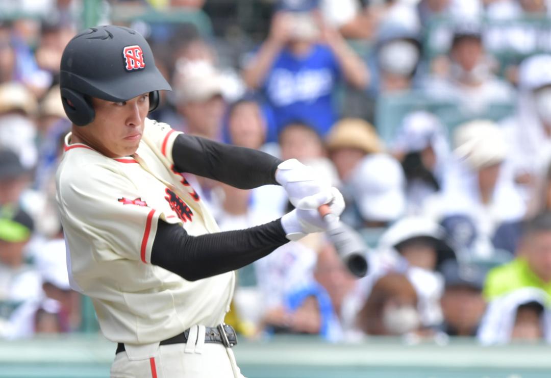 土浦日大―上田西　2回表土浦日大無死走者なし、松田が先制の中越え本塁打を放つ=甲子園球場