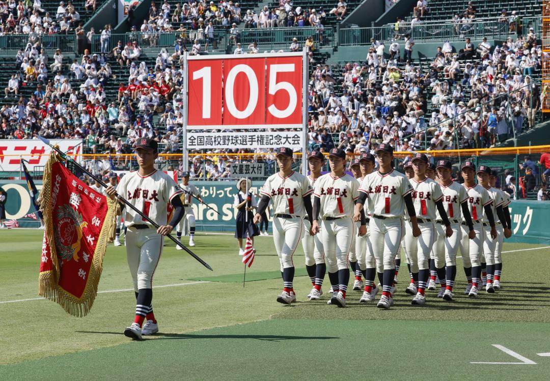第105回全国高校野球選手権記念大会の開会式で入場行進する土浦日大の選手たち=6日午前、甲子園球場