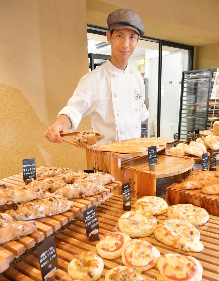 毎日80種類近いパンを提供する栗原淳平オーナーシェフ。世界大会に向けて日々研さんを積む=水戸市笠原町
