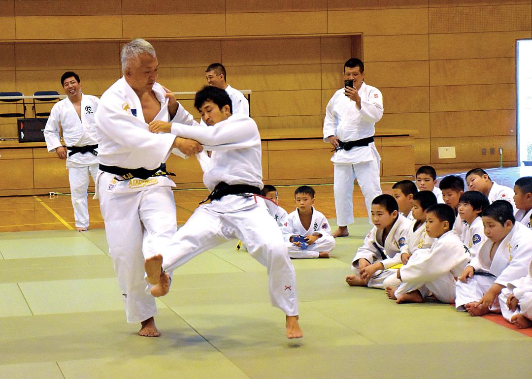 子どもたちの目の前で技を実演する鈴木桂治さん(左)=常総市鴻野山
