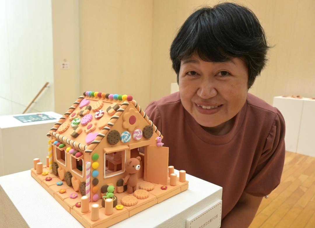 お菓子の家や動物たちをモチーフに、かわいらしくデフォルメした粘土細工を手がける辻本京子さん=水戸市備前町
