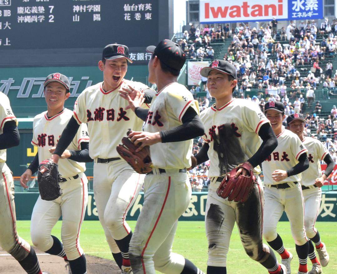 初の4強入りを決め、喜ぶ土浦日大の選手たち=甲子園球場