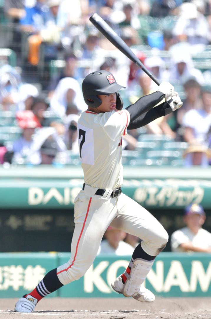 土浦日大―八戸学院光星　6回表土浦日大2死満塁、太刀川が走者一掃の三塁打を放ち、5点差に突き放す=甲子園球場