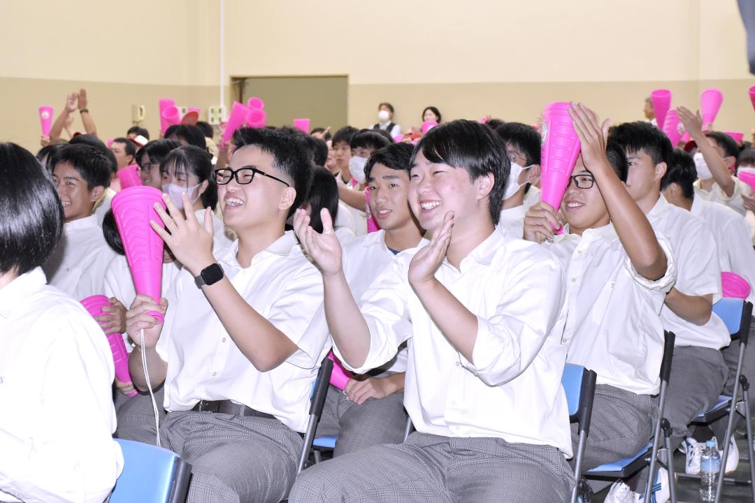 土浦日大のプレーに拍手や声援を送る生徒たち=土浦市小松ケ丘町