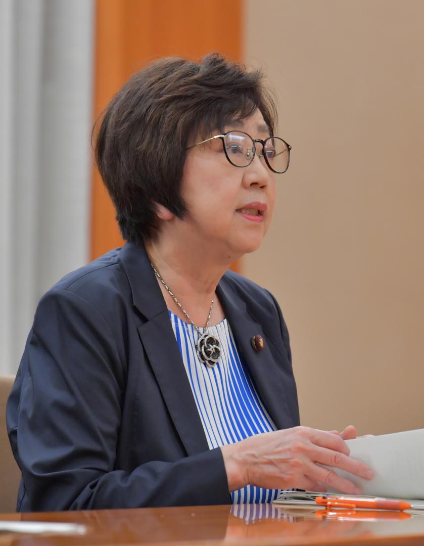 大井川和彦知事に処理水放出について説明する太田房江経産副大臣=県庁