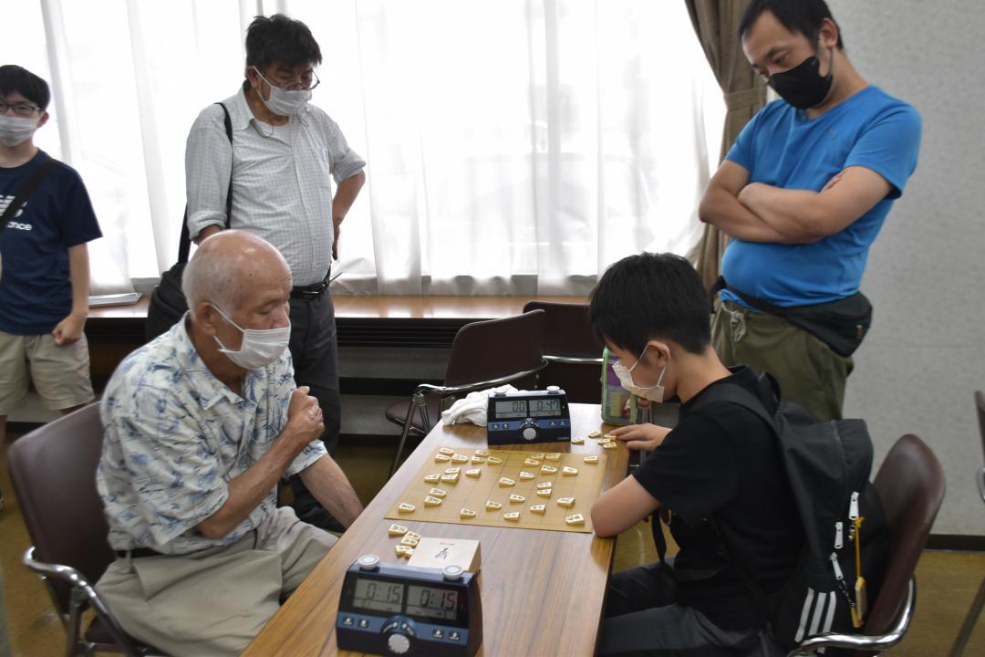 熱戦を繰り広げる参加者=土浦市中央
