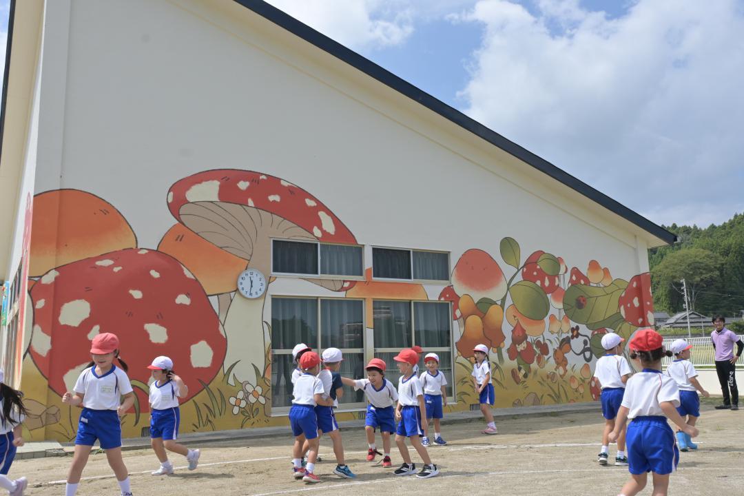 東京芸術大の学生が園舎に描いた新たな壁画=北茨城市関南町関本下の誠之会幼稚園
