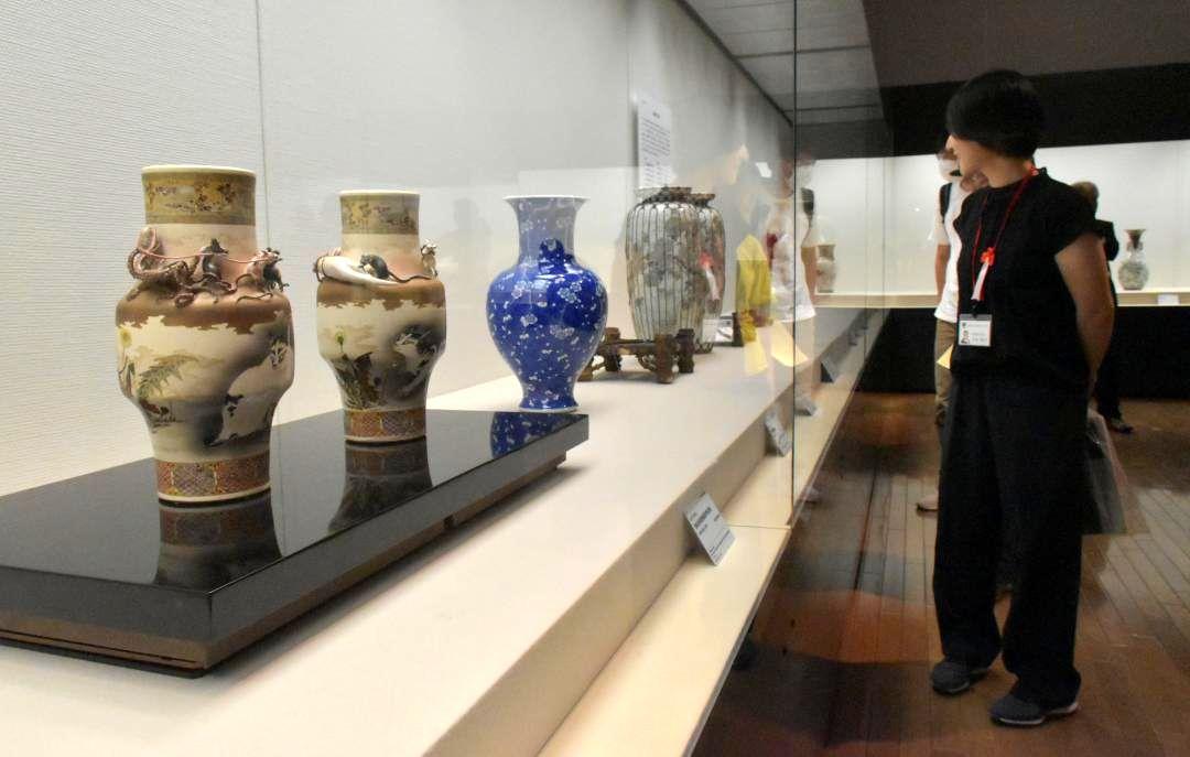 皇室に受け継がれた近現代陶磁器の名品が並ぶ=笠間市笠間の県陶芸美術館
