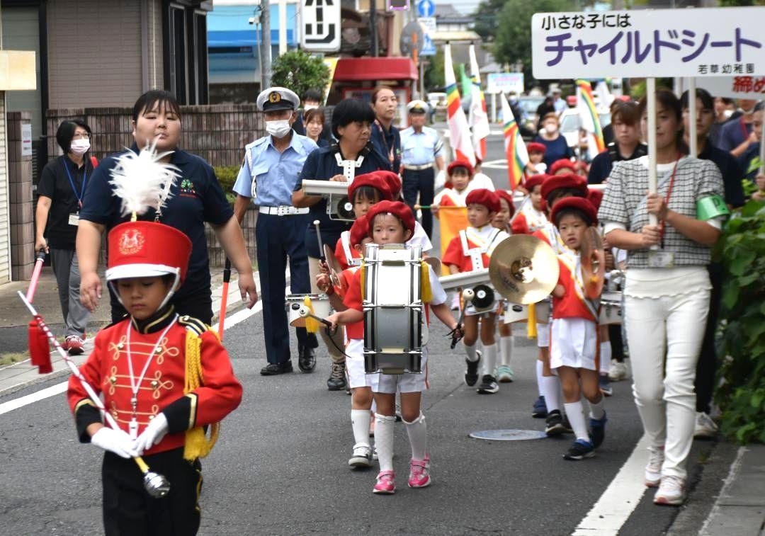 交通安全を訴え、鼓笛パレードをする若草幼稚園の園児ら=常陸大宮市北町
