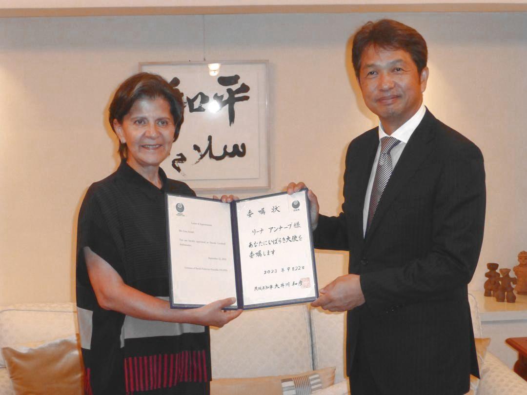 大井川和彦知事から委嘱状を受け取るリーナ・アンナーブ駐日ヨルダン大使=東京都内