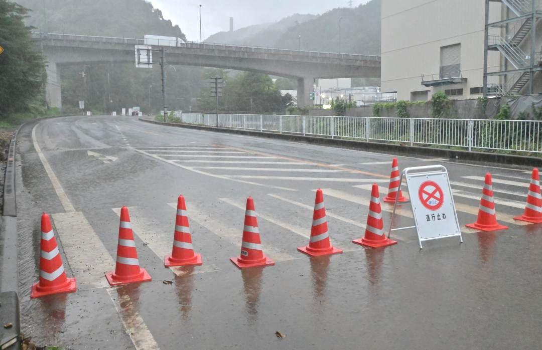 応急復旧工事が完了し、通行止めが解除される県道日立山方線=22日、日立市宮田町