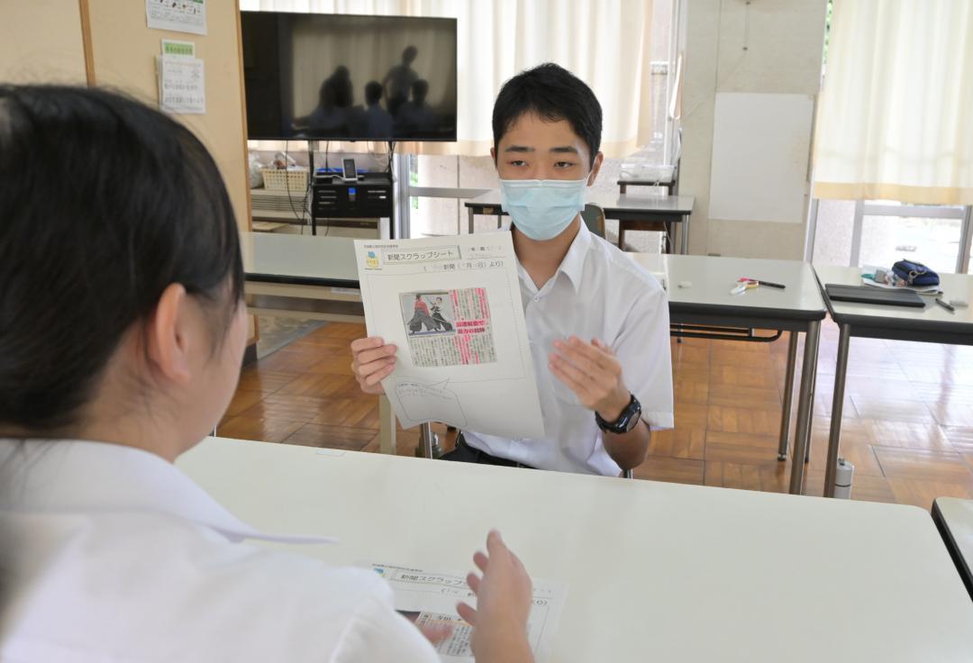 興味のある記事に対する考えを伝える生徒=筑西市谷永島
