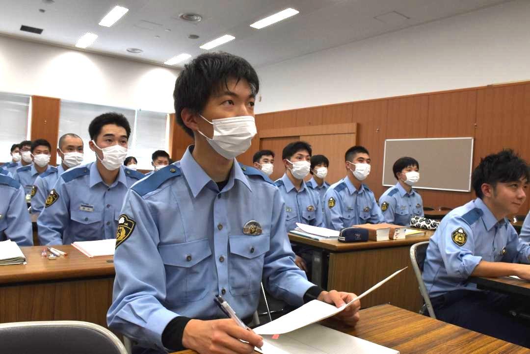 学校生たちに交じって授業を受ける記者(中央)。教室内は独特の緊張感があった=茨城町上石崎の県警察学校
