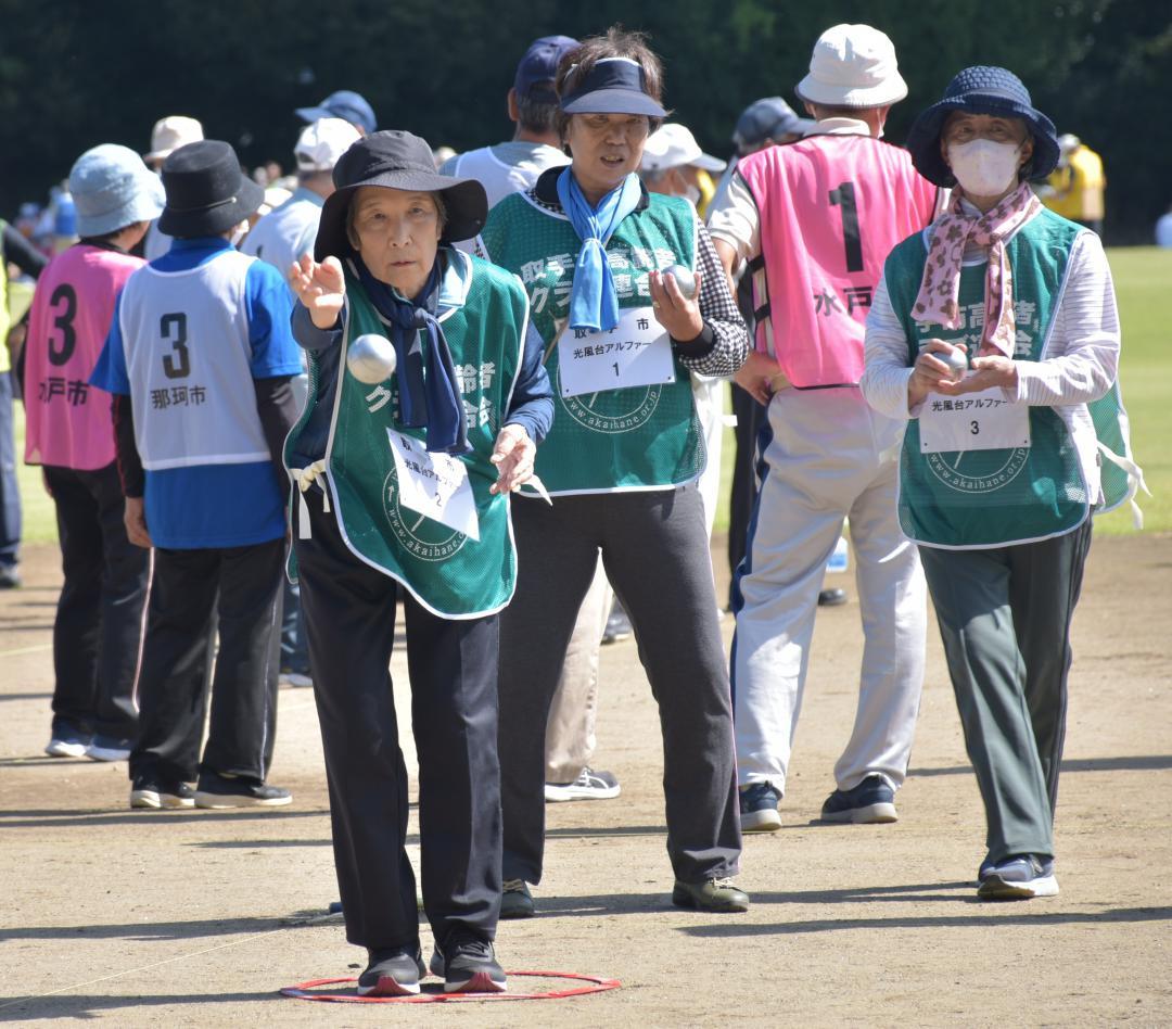 慎重にボールを投げるペタンク出場者ら=東海村船場