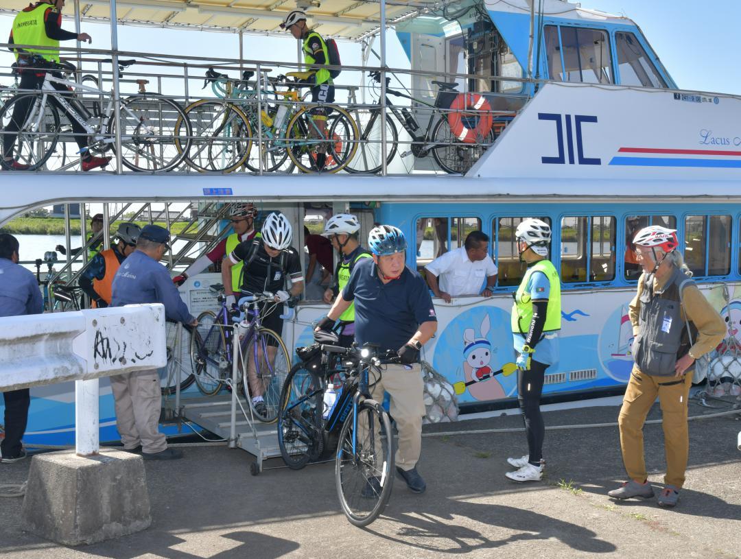 船から自転車で降りる参加者=潮来市内
