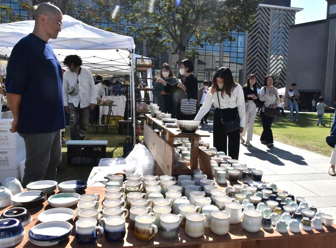 焼き物やバッグなどの手工芸品が並んだ会場=水戸市五軒町
