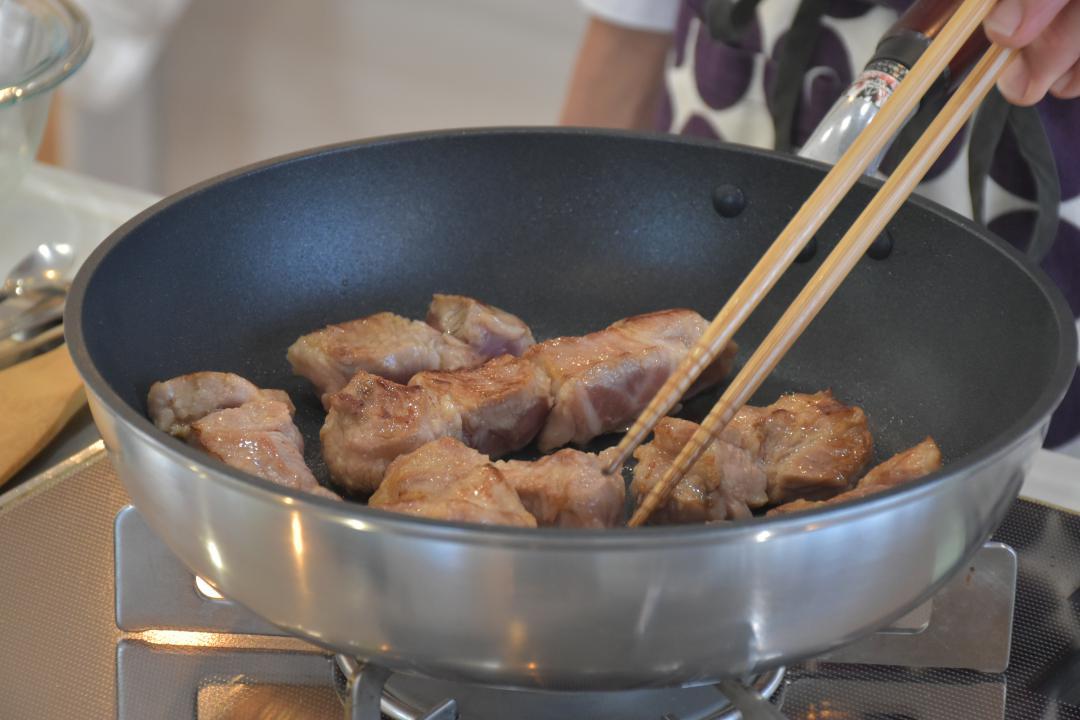 豚肉に焼き色を付ける