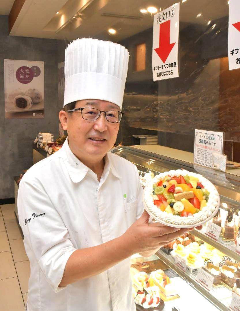 「はしっこスイーツmegaどんぶり」を持つ菓心松屋の松信吉洋社長=行方市山田
