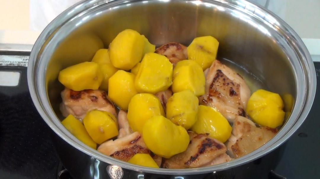 調理中の栗と鶏のうま煮