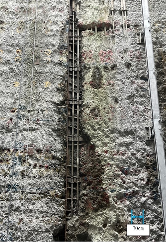 壁面に確認されたコンクリートの未充塡と鉄筋の変形状況=東海村白方(原電提供)