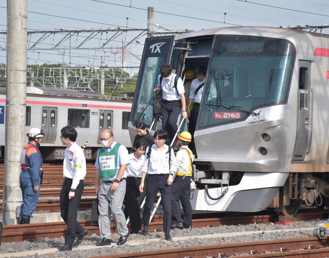 非常はしごを使った乗客の避難誘導訓練=つくばみらい市筒戸
