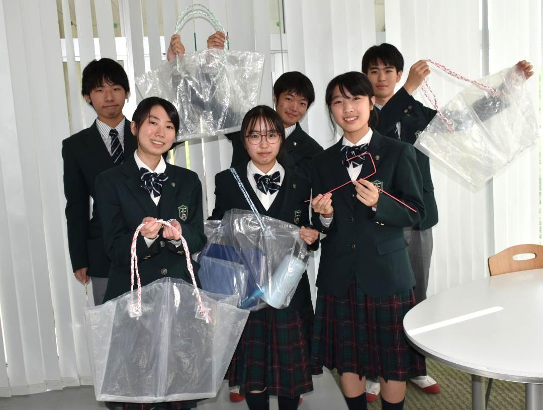 廃棄ビニール傘を再生させた商品をPRする江戸川学園取手高の生徒たち=取手市西
